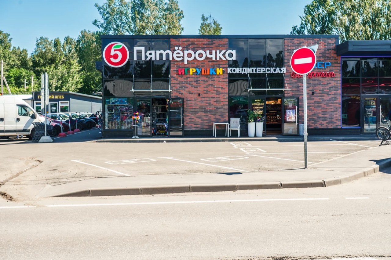 Фото: Магазин «Пятёрочка» — Дунай 1 — торговое помещение, витринные окна, отдельный вход. Ленинградская обл., Дунай