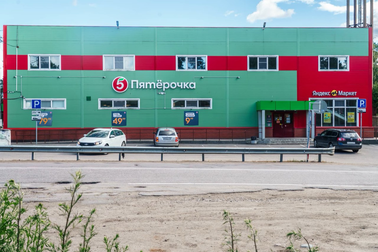 Фото: Магазин «Пятёрочка» — Мельниково — торговое помещение, витринные окна, отдельный вход. Ленинградская обл., Мельниково
