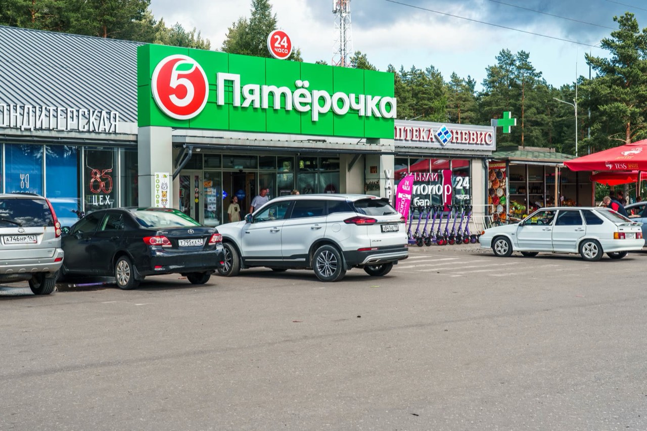 Фото: Магазин «Пятёрочка» — Приозерск — торговое помещение, витринные окна, отдельный вход. Ленинградская обл., Приозерск