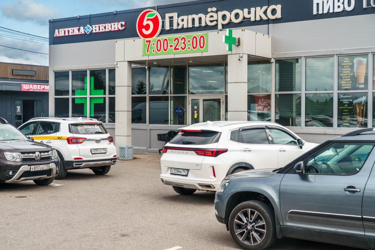 Фото: Магазин «Пятёрочка» — Войсковицы — торговое помещение, 480 м², витринные окна, отдельный вход, помещение с арендатором. Ленинградская обл., Гатчинский р-н, д. Войсковицы, ул. Колобанова, 2